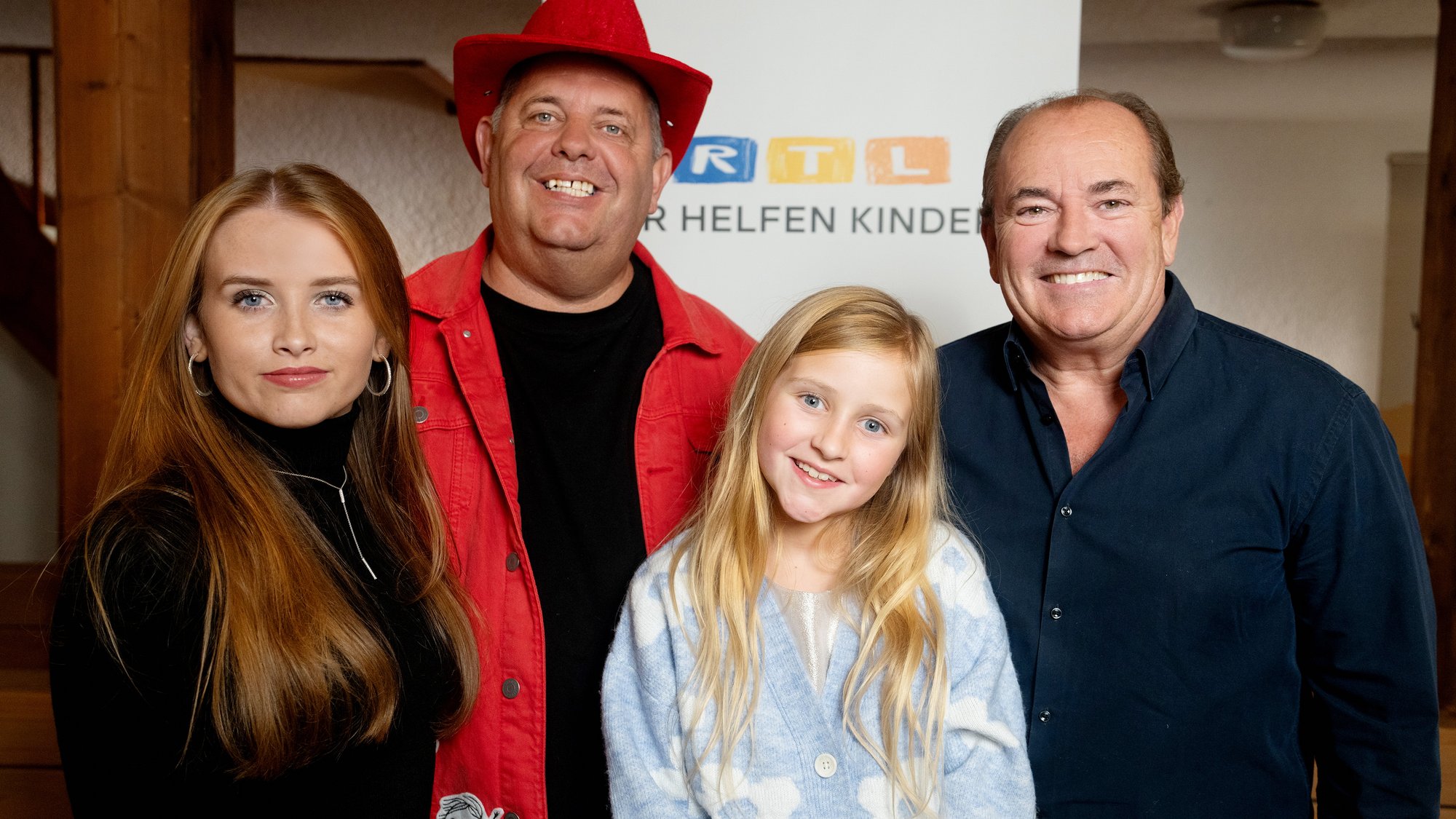 Markus Becker, Lilly und Lisann Kelly zusammen mit Wolfram Kons
