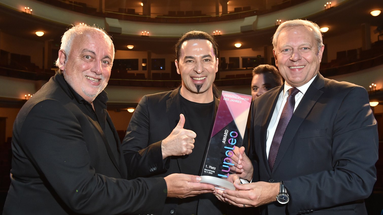 Bülent Ceylan (Bildmitte) ist die "Persönlichkeit des Jahres" des LupoLeo Awards 2022.