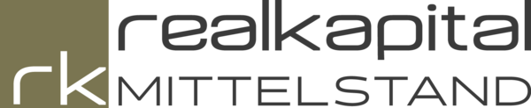 Das Bild zeit ein Logo mit den Buchstaben "rk" in Weiß auf grünem Quadrat und dem Text "realkapital MITTELSTAND" in Grau auf schwarzem Hintergrund.