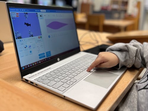 © unbekannt Aufgeklappter Laptop auf dem ein Kind mit seinem Finger auf die Enter-Taste drückt. Auf dem Bildschirm ist ein Kinderlernprogramm geöffnet.