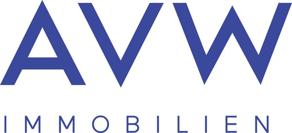Das Bild zeigt das Logo von AVW Immobilien mit blauen Großbuchstaben auf weißem Hintergrund.