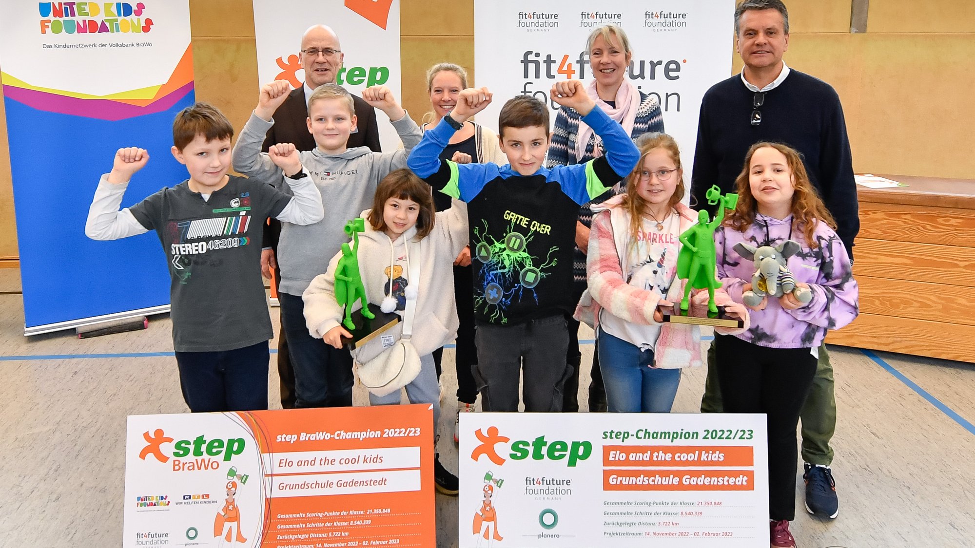 Pokal-Übergabe step-Champion 2022/2023