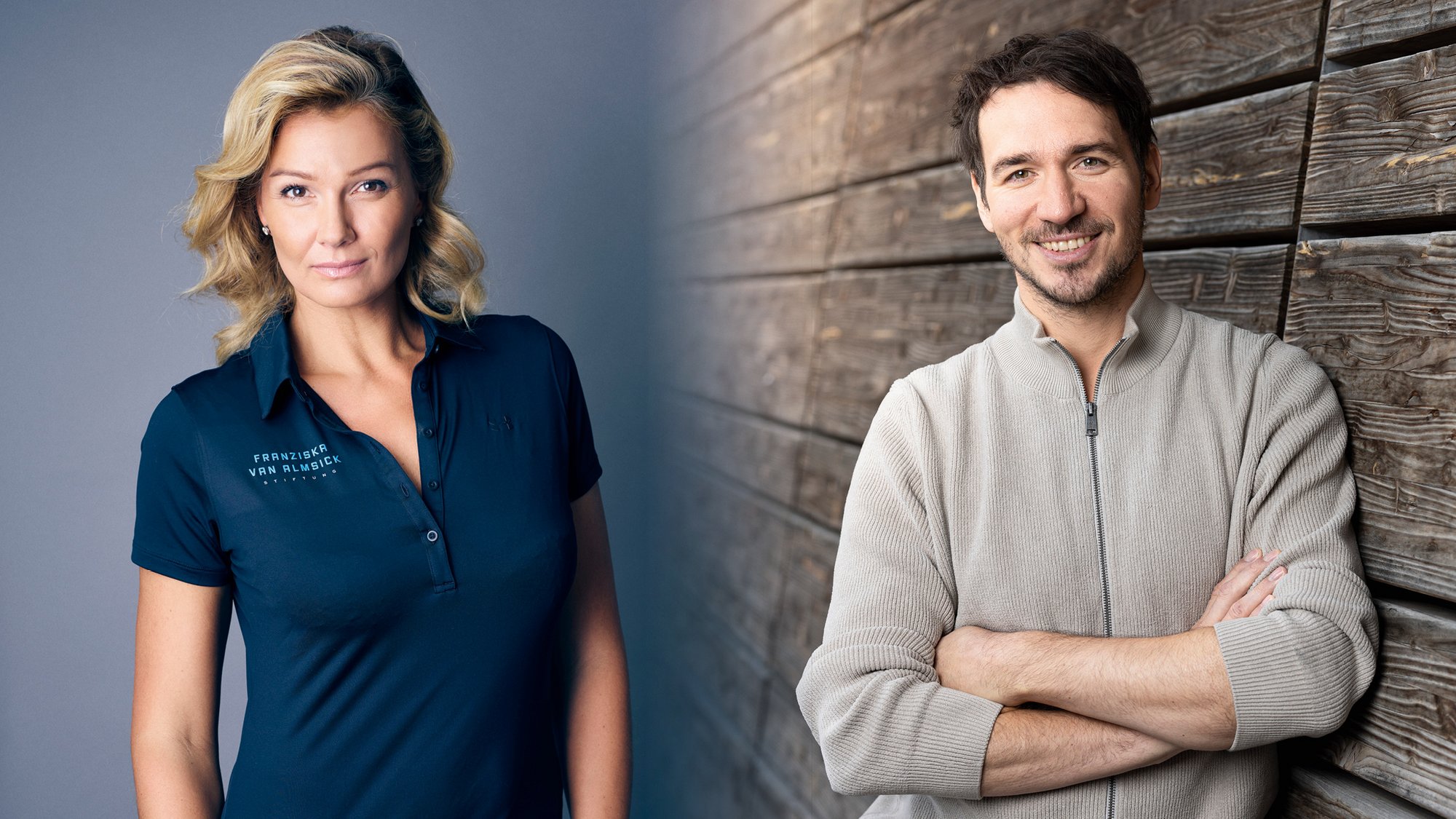 Das Bild zeigt Franziska van Almsick, eine blonde Frau im blauen Poloshirt auf der linken Bildhälfte. Auf der rechten Seite steht Felix Neureuther, ein Mann mit kurzen braunen Haaren und einem beige farbigen Pullover an, an einer Holzwand lehndend.