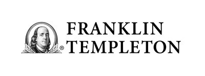 Logo von Franklin Templeton. Links eine schwarz-weiße Illustration von Benjamin Franklin in einem ovalen Rahmen mit Lorbeerzweigen. Rechts daneben der Schriftzug „FRANKLIN TEMPLETON“ in klassischer, serifenbetonter Großschrift.