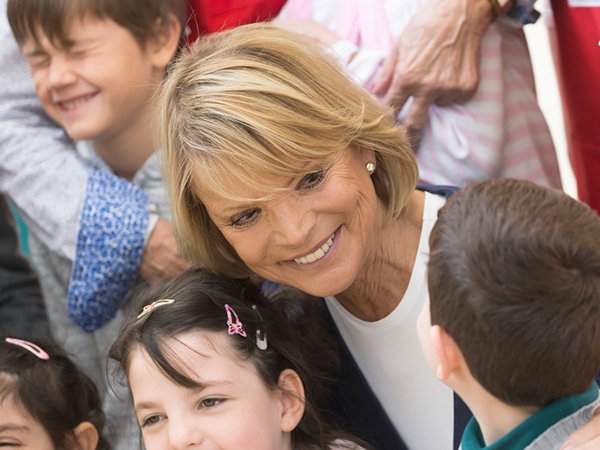 Uschi Glas, Gründerin von brotZeit e.V., setzt sich für hungrige Schulkinder in Deutschland ein.