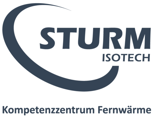 Das Bild zeigt das Logo von STURM ISOTECH. Der Name STURM ist hierbei vergrößert dargestellt, unter den Buchstaben R und M steht, kleiner abgebildet, ISOTECH. Dieser Teil des Logos wird von einem nach links liegenden und an der Schrift geöffneten Kreis ergänzt. Unter diesem Teil steht der Text "Kompetenzzentrum Fernwärme".