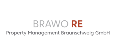 Logo der BraWo RE Property Management Braunschweig GmbH. Oben steht „BRAWO“ in grauer Schrift und „RE“ in roter Schrift. Darunter der Schriftzug „Property Management Braunschweig GmbH“ in dunkler Graufarbe auf weißem Hintergrund.