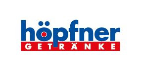 Das Bild zeit das Logo der Firma höpfner Getränke mit blauem Schriftzug und rotem Balken mit weißer Schrift.