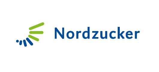 Logo der Firma Nordzucker blauen und grünen Strichen im Halbkreis und in verschiedenen Größen angeordnet, links neben dem blauem Schriftzug "Nordzucker".